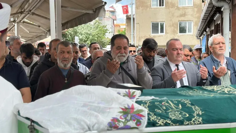 Erzincan'da Kadın Cinayetine Tepki: Suna Koçak'ın Tabutunu Kadınlar Taşıdı görseli