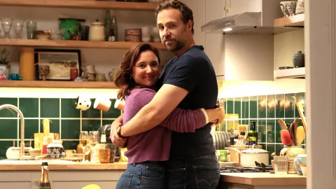 Apple TV+'ın Beğenilen Dizisi Trying 5. Sezonla Döndü: Rafe Spall ve Esther Smith Başrolde