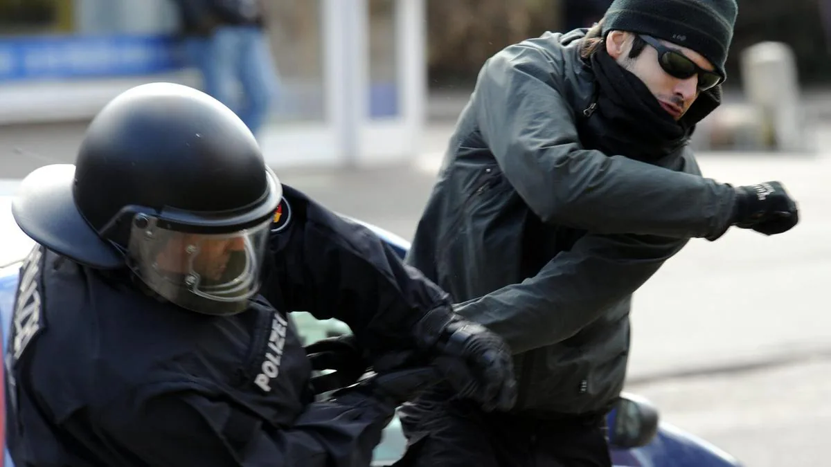 Bavyera'da Güvenlik Alarmı: Polis ve Kamu Görevlilerine Yönelik Şiddet Artıyor Bavyera'da Güvenlik Alarmı: Polis ve Kamu Görevlilerine Yönelik Şiddet Artıyor