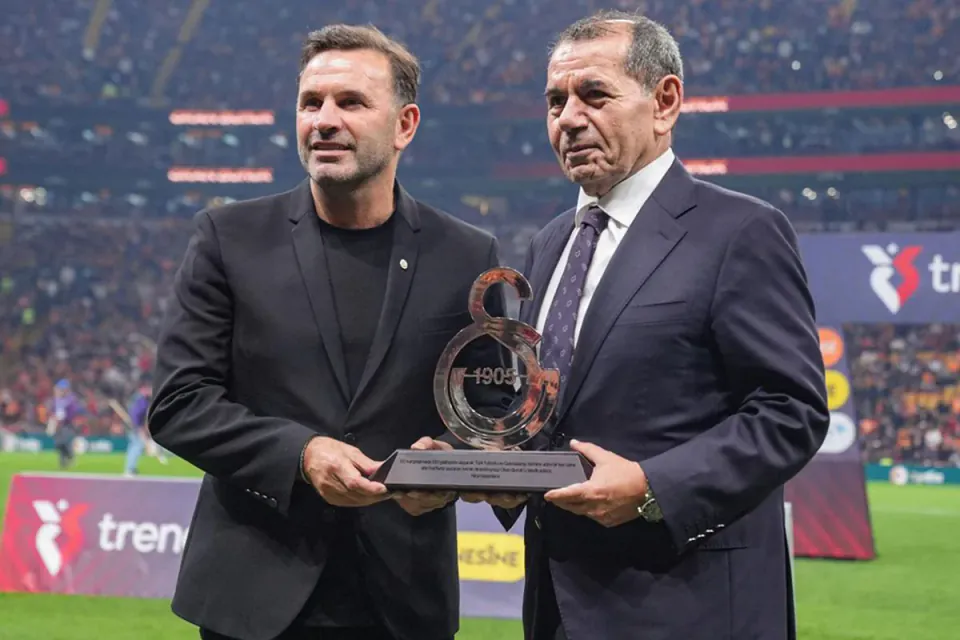 Galatasaray'da Kriz Büyüyor: Taraftarlar Okan Buruk ve Dursun Özbek'i Hedef Aldı görseli