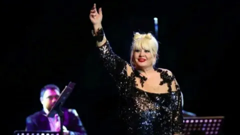 Dolly Buster Tayland'da Yoğun Bakıma Kaldırıldı: Sağlık Krizi