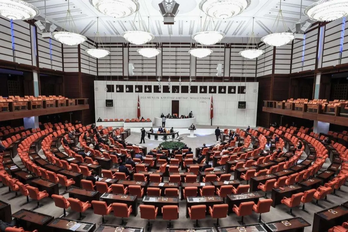 TBMM'de Sandalye Dağılımı De şişti: Meclis'teki Yeni Görünüm Netleşti TBMM'de Sandalye Dağılımı De şişti: Meclis'teki Yeni Görünüm Netleşti