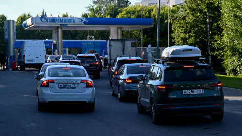 Saratov Bölgesi'nde Akaryakıt Krizi: Benzin Satışına Kısıtlama Getirildi