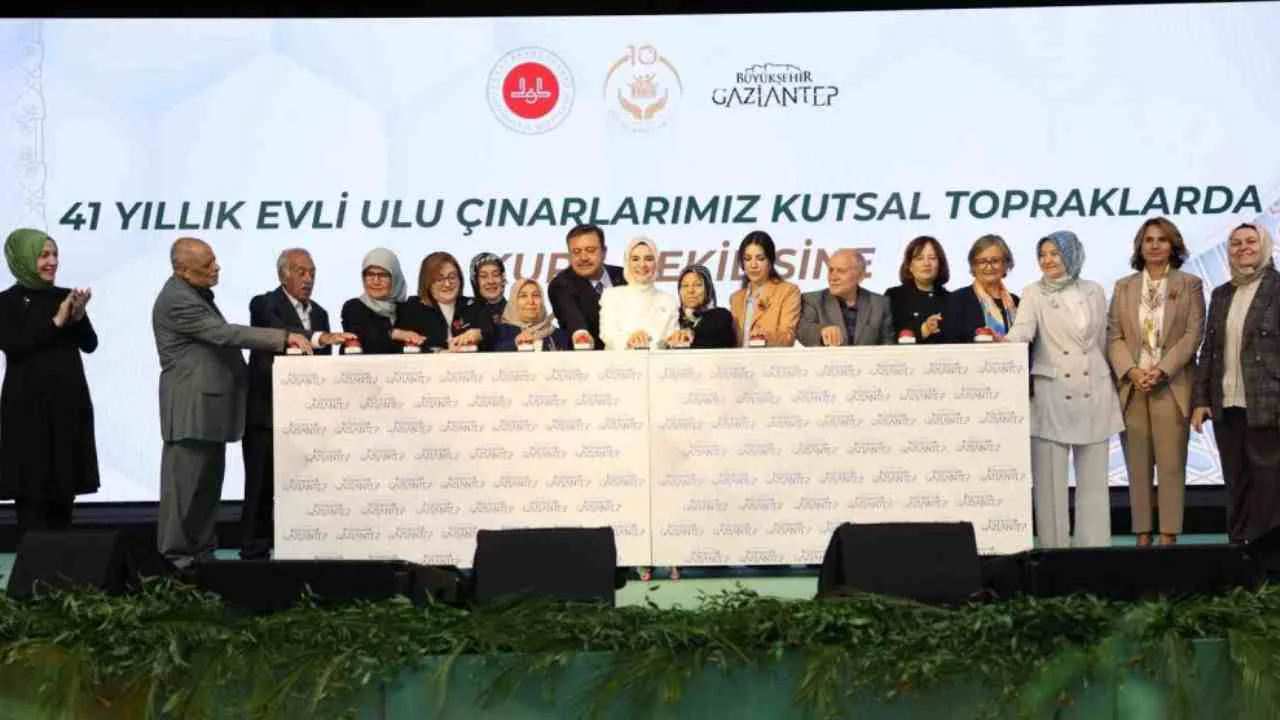 Bakan Göktaş Gaziantep'te 41 Yıllık Çiftlere Umre Kurası'nı Çekti: 1000 Kişi Kutsal Topraklara Gidecek Bakan Göktaş Gaziantep'te 41 Yıllık Çiftlere Umre Kurası'nı Çekti: 1000 Kişi Kutsal Topraklara Gidecek