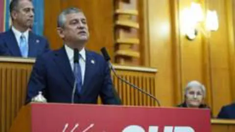 Özgür Özel'den CHP Grup Toplantısında Kararlılık Mesajı: 'Ya Bir Yol Bulacağız Ya Bir Yol Açacağız'