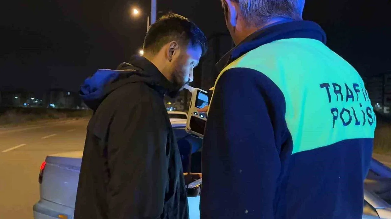 Alkollü sürücü 'dur' ihtarına uymadı, 250 bin TL ceza yedi: "Kaçmayın, durun" Alkollü sürücü 'dur' ihtarına uymadı, 250 bin TL ceza yedi: "Kaçmayın, durun"
