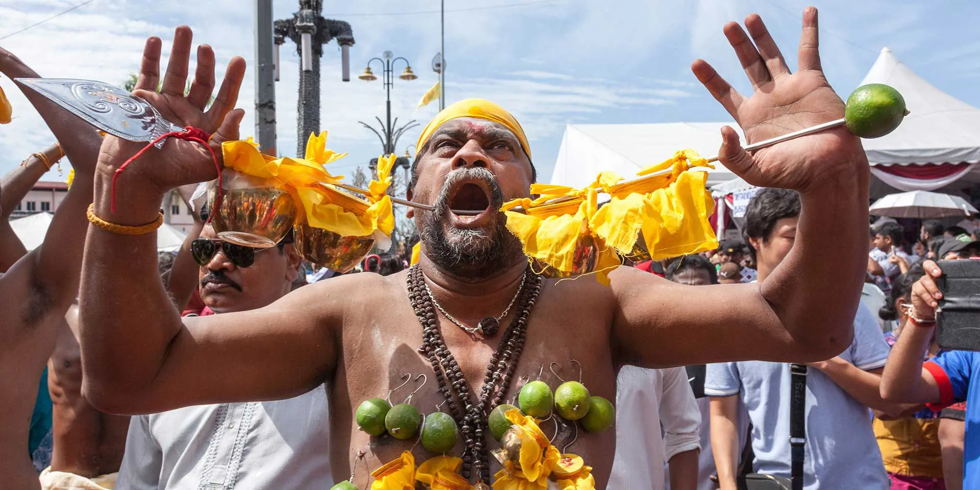 Hindistan'da Rath Yatra Festivali'nde Facia: Bir Ölü, Yüzlerce Yaralı Hindistan'da Rath Yatra Festivali'nde Facia: Bir Ölü, Yüzlerce Yaralı