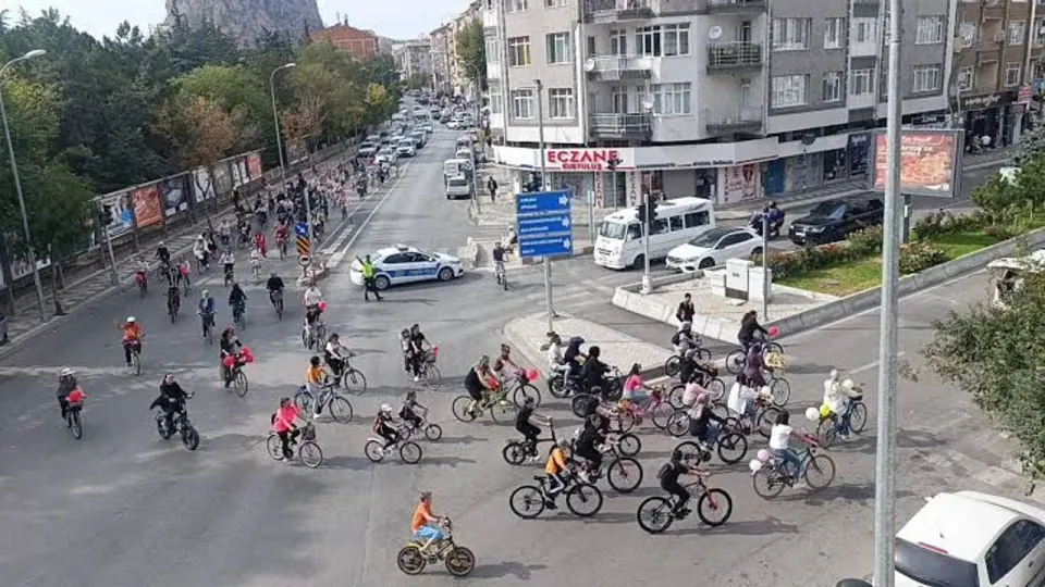 Zafer Meydanı'nda Kadınanalar Bisiklet Turu: 27 Eylül Pazar Saat 14.00 görseli