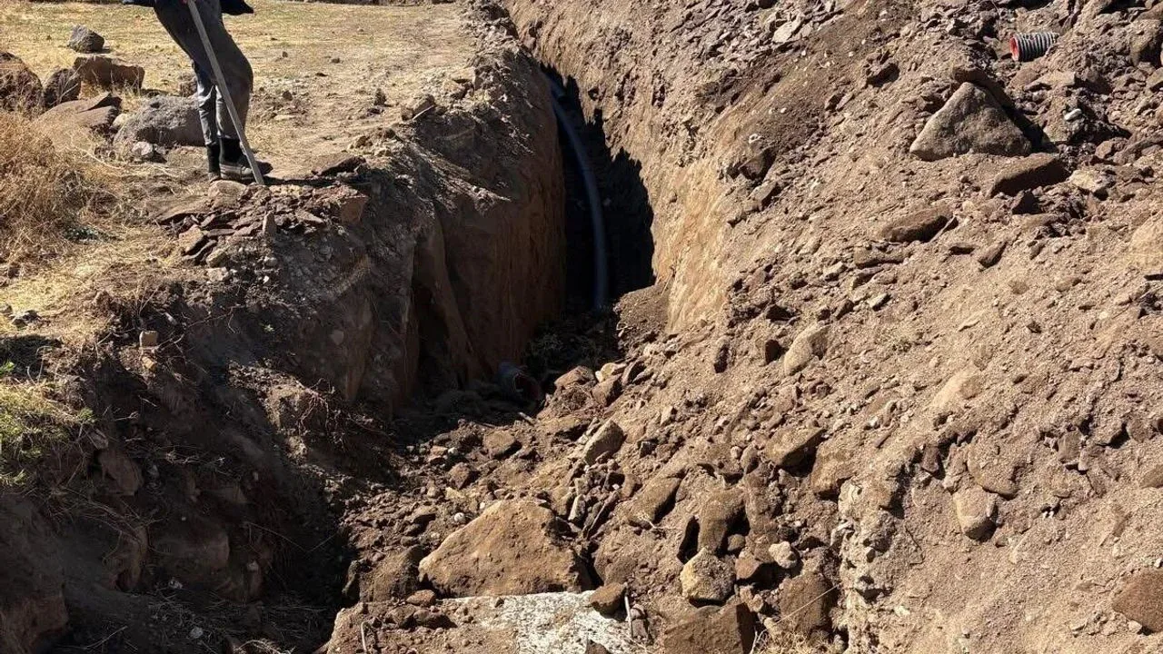 Ahlat Kırıkkaya köyüne kanalizasyon ve su altyapısı: Çalışmalar başladı Ahlat Kırıkkaya köyüne kanalizasyon ve su altyapısı: Çalışmalar başladı