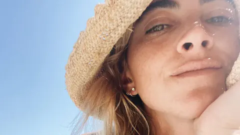 NCIS'in eski yıldızı Emily Wickersham havuz kenarından formuyla döndü: 'İnanılmaz bir görünüm'