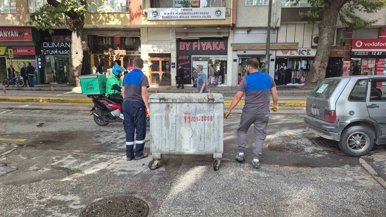 Okul atıkları çöp konteynerinde patlama yarattı
