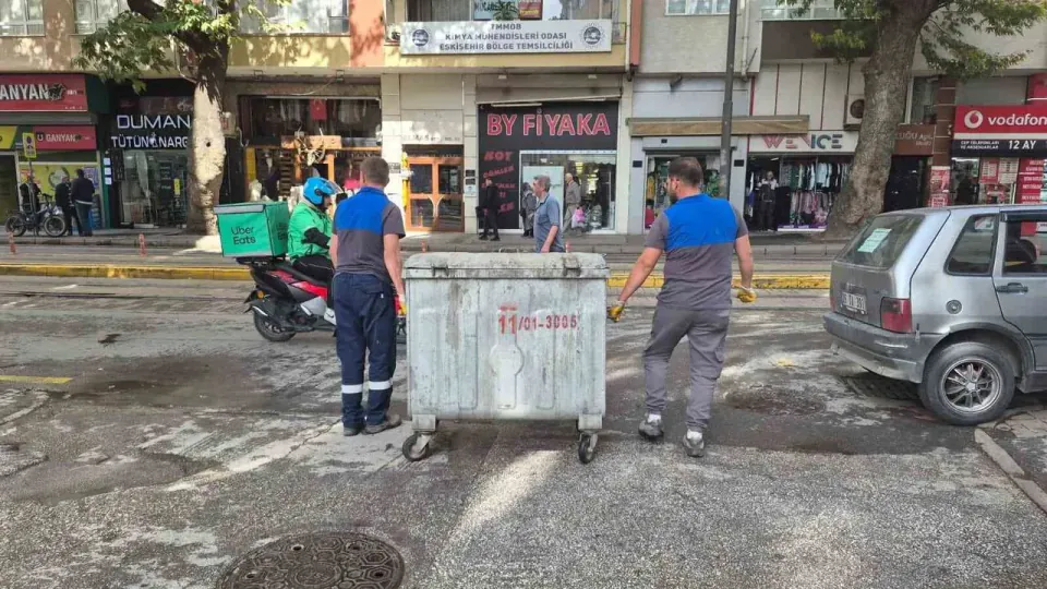 Eskişehir'de kimyasal atık konteynerinde patlama ve yangın: Okul yönetimi soruşturuluyor görseli