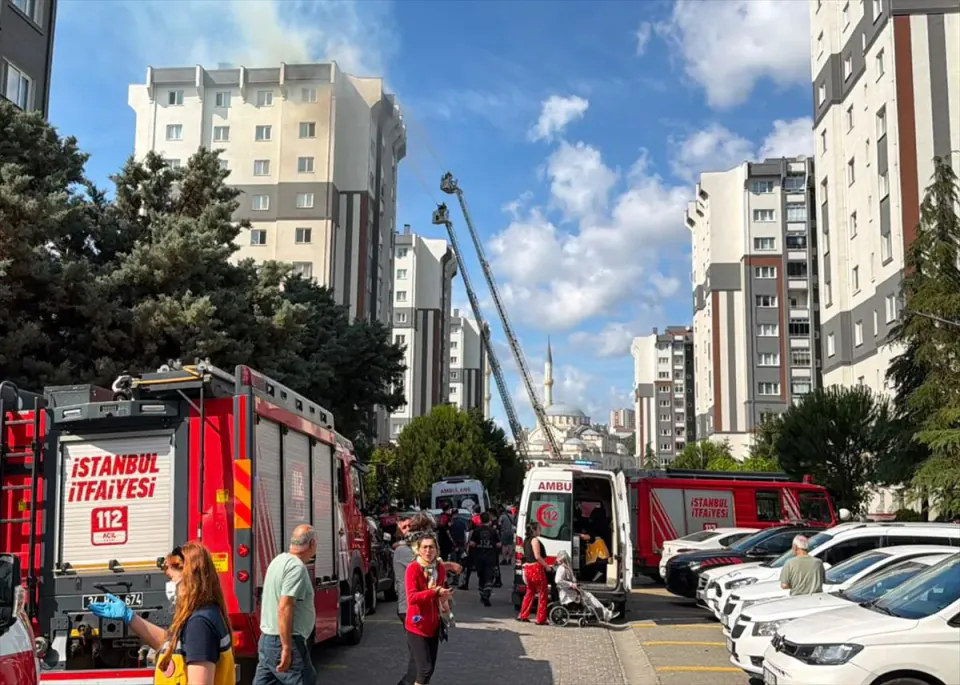 Küçükçekmece'de Korkutan Çatı Yangını: 10 Yaralı görseli