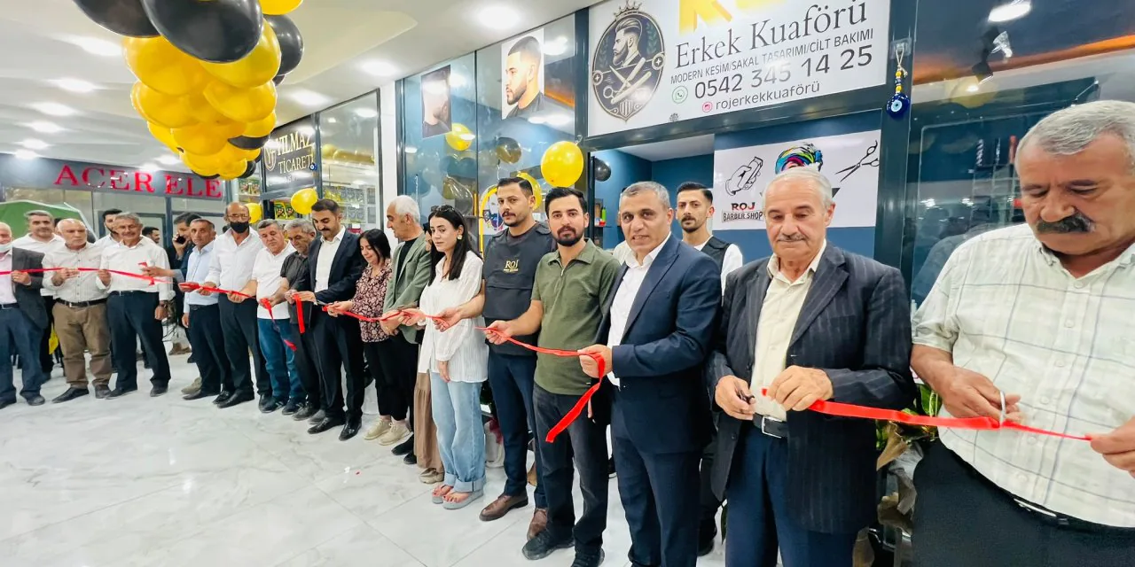 Hakkari Yüksekova'da Yeni Ticaret Noktası: Roj Erkek Kuaförü ve Yılmaz Ticaret Açıldı Hakkari Yüksekova'da Yeni Ticaret Noktası: Roj Erkek Kuaförü ve Yılmaz Ticaret Açıldı