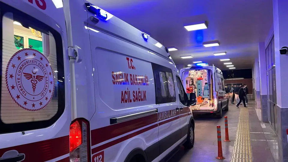 Karaköprü'de otomobil ve motosiklet çarpıştı: 2 genç yaralandı görseli