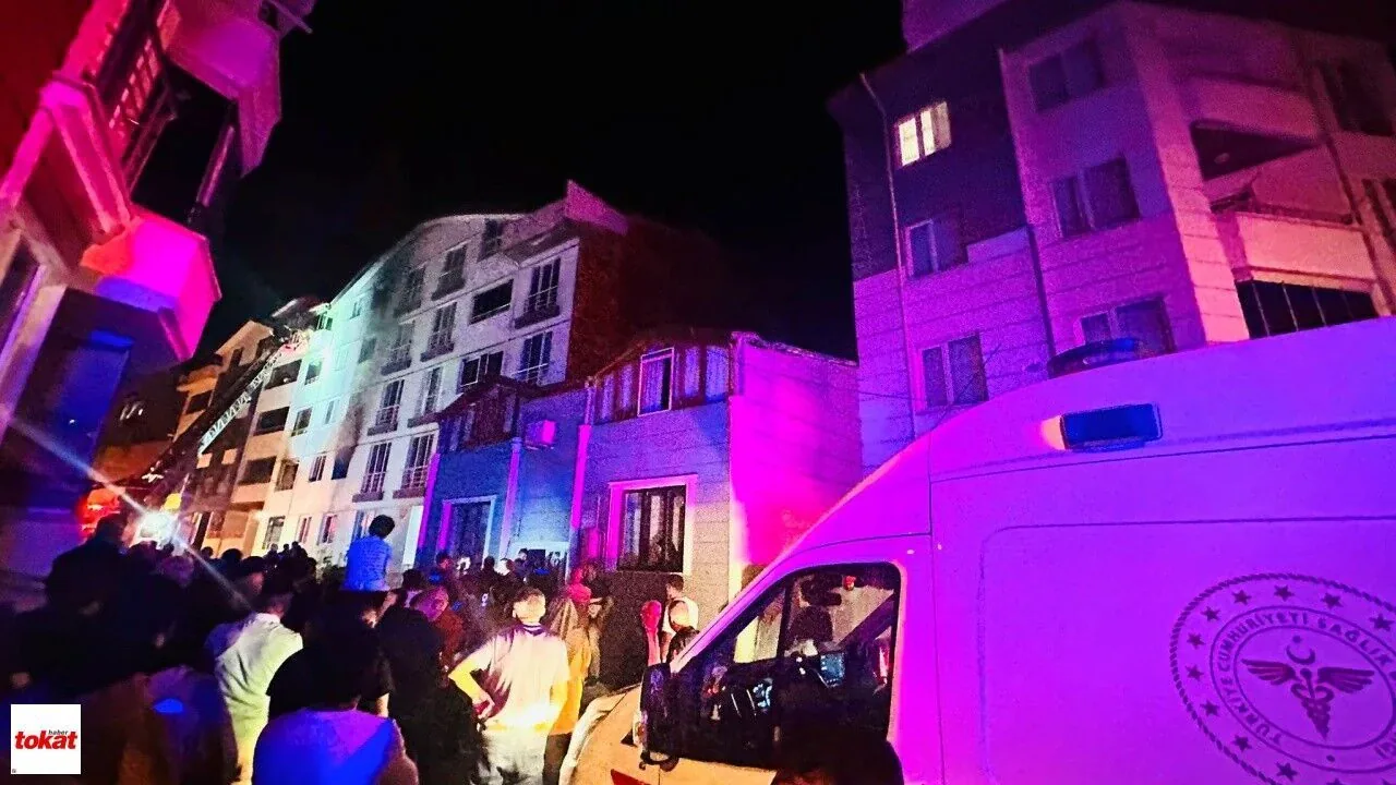Tokat'ta Apartmanda Yangın Mahalle Sakinleri Sokağa Döküldü Tokat'ta Apartmanda Yangın Mahalle Sakinleri Sokağa Döküldü