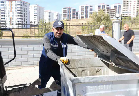 Elazığ'da temizlik görevlisinin dürüstlüğü: 600 bin lira değerindeki çantayı sahibine ulaştırdı