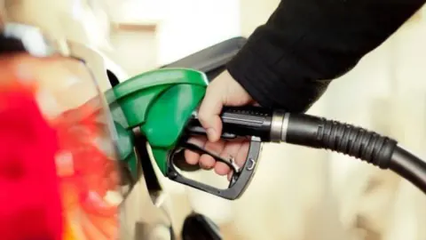 Benzin Fiyatlarında Beklenen İndirim Geldi: İşte Güncel Litre Fiyatları