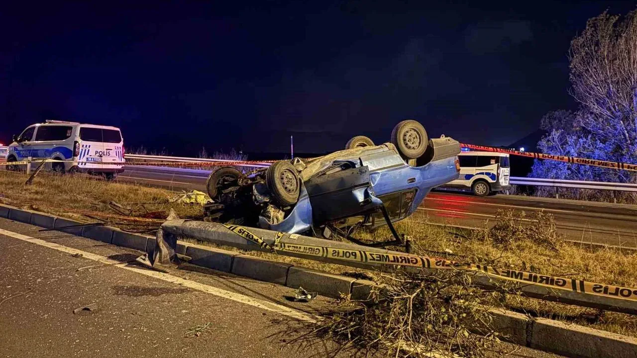 Kayseri Melikgazi'de aydınlatma direğine çarpan araç takla attı: 2 ağır yaralı Kayseri Melikgazi'de aydınlatma direğine çarpan araç takla attı: 2 ağır yaralı