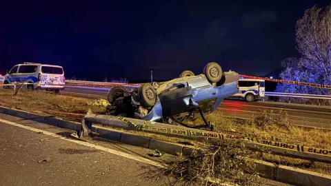Kayseri Melikgazi'de aydınlatma direğine çarpan araç takla attı: 2 ağır yaralı