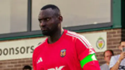 İngiliz Alt Lig Kalecisi George Kamurasi, Uganda'da Tooro Krallığı'na Taçlandı
