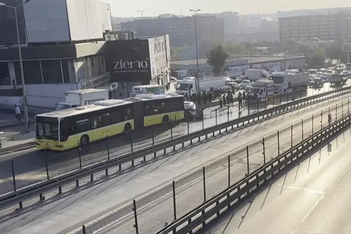 Küçükçekmece'de İETT Otobüsüne Çarpan Otomobilde 3 Ölü
