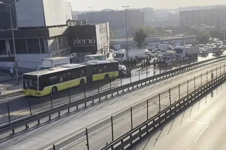Küçükçekmece'de İETT Otobüsüne Çarpan Otomobilde 3 Ölü görseli