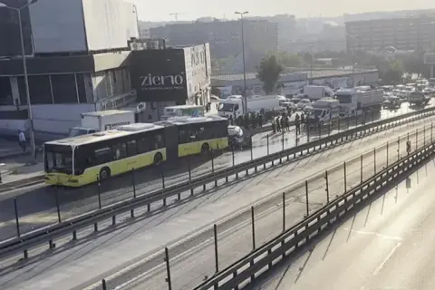 Küçükçekmece'de İETT Otobüsüne Çarpan Otomobilde 3 Ölü