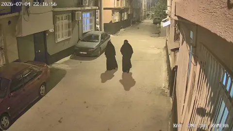 Adana'da Çarşafla Eve Girdiler: 350 Saatlik Görüntü Hırsızları Ele Verdi