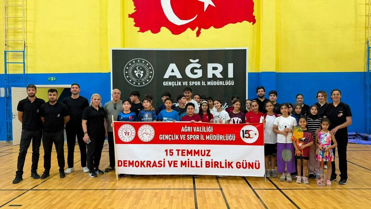 Ağrı'da 15 Temmuz Ruhu Spor Sahalarına Taşındı: Gençler Tek Yürek Oldu Ağrı'da 15 Temmuz Ruhu Spor Sahalarına Taşındı: Gençler Tek Yürek Oldu