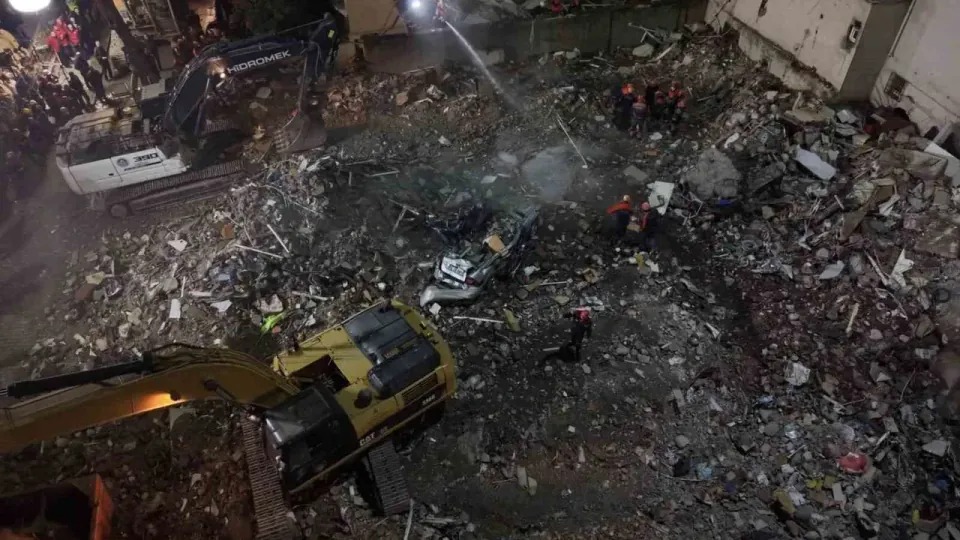 Maltepe'de yıkılan binanın enkazından 5. ceset çıkarıldı, arama kurtarma çalışmaları sürüyor görseli