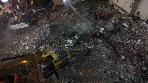 Maltepe'de yıkılan binanın enkazından 5. ceset çıkarıldı, arama kurtarma çalışmaları sürüyor