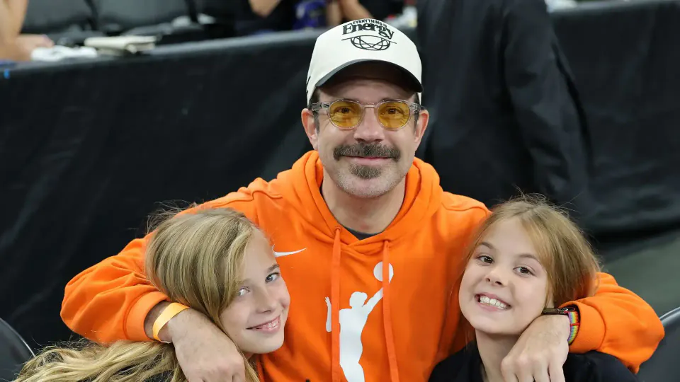 Jason Sudeikis ve Çocukları İlk Kez Kırmızı Halıda Görüldü görseli