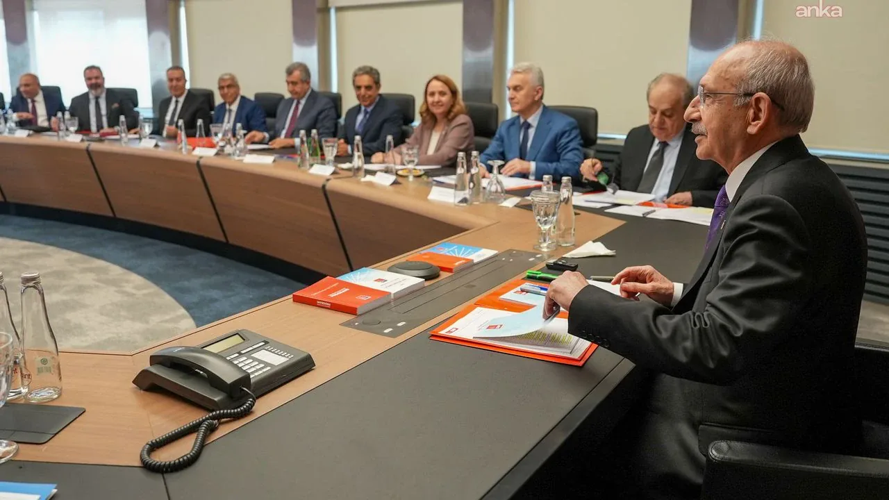 CHP'de Kritik Gün: Kılıçdaroğlu Grup Toplantısı Kararını Açıkladı CHP'de Kritik Gün: Kılıçdaroğlu Grup Toplantısı Kararını Açıkladı