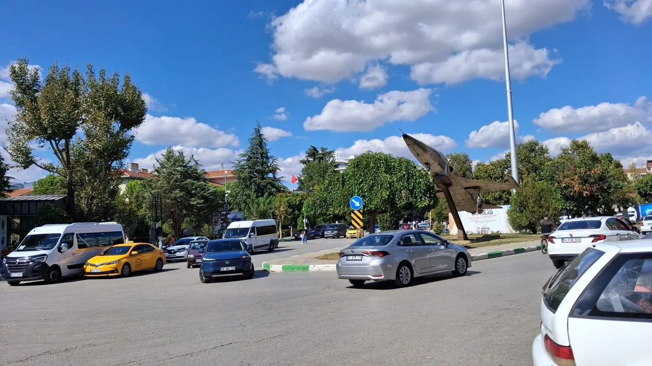 Kırklareli'de Özgürlük ve Demokrasi Meydanı'nda Sabah Trafiği Kilitlendi: Okul ve İş Saati Yoğunluğu Trafik Polisini Göreve Çagırdı Kırklareli'de Özgürlük ve Demokrasi Meydanı'nda Sabah Trafiği Kilitlendi: Okul ve İş Saati Yoğunluğu Trafik Polisini Göreve Çagırdı