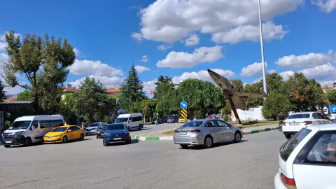 Kırklareli'de Özgürlük ve Demokrasi Meydanı'nda Sabah Trafiği Kilitlendi: Okul ve İş Saati Yoğunluğu Trafik Polisini Göreve Çagırdı