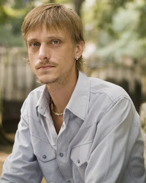Mackenzie Crook: İngiliz Komedisinin Sessiz Devrimcisi ve Yaratıcı Dehası