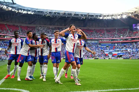 Lyon, Auxerre'yi 3-1 Yendi Geçici Lider Oldu: Bacher ve Athekame Gol Attı