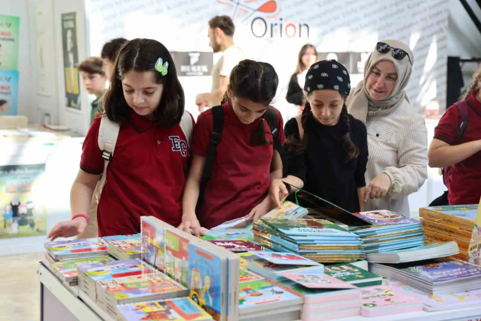 Kocaeli Kitap Fuarı'nda binlerce öğrenci: Kitaplarla büyüyoruz görseli