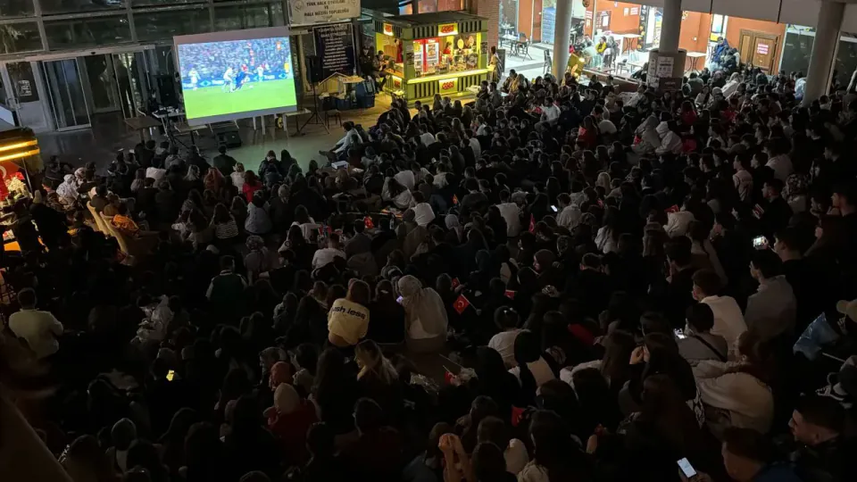 BAİBÜ'de milli maç heyecanı 4-1 mağlubiyetiyle hüzüne dönüştü görseli