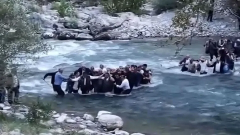 Hakkâri'de sarp arazide hayatını kaybeden 57 yaşındaki adam omuzda taşınıp indirildi görseli