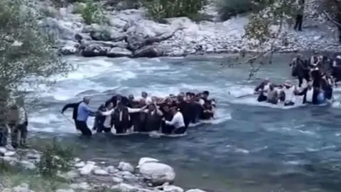 Hakkâri'de sarp arazide hayatını kaybeden 57 yaşındaki adam omuzda taşınıp indirildi