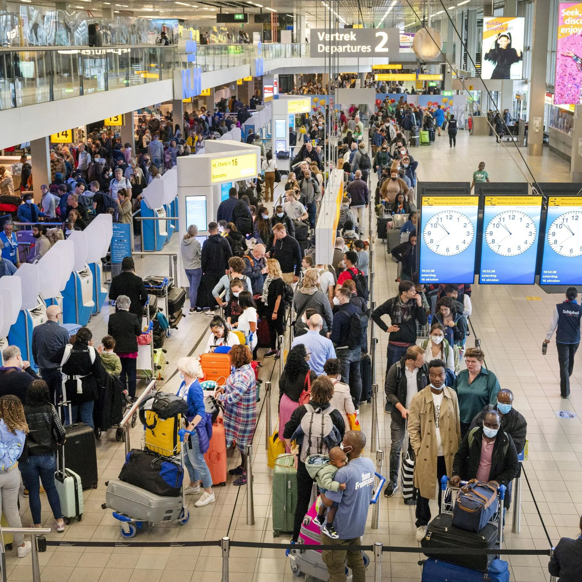 Schiphol Havalimanı'nda Yoğunluk Krizi: Transavia Yolcuları Mağdur Schiphol Havalimanı'nda Yoğunluk Krizi: Transavia Yolcuları Mağdur
