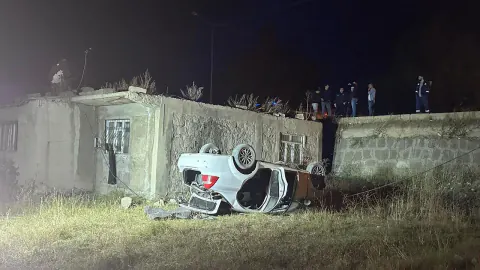 Ağrı'da bisikletliye çarpmamak için manevra yapan araç evin çatısına uçtu: Sürücü kurtarıldı