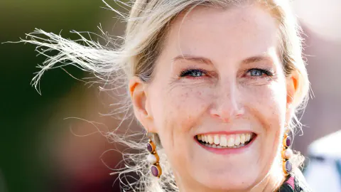 Düşes Sophie'in Royal Ascot'ta Giydiği Gökkuşağı Kıyafeti Sosyal Medyada Gündem Oldu