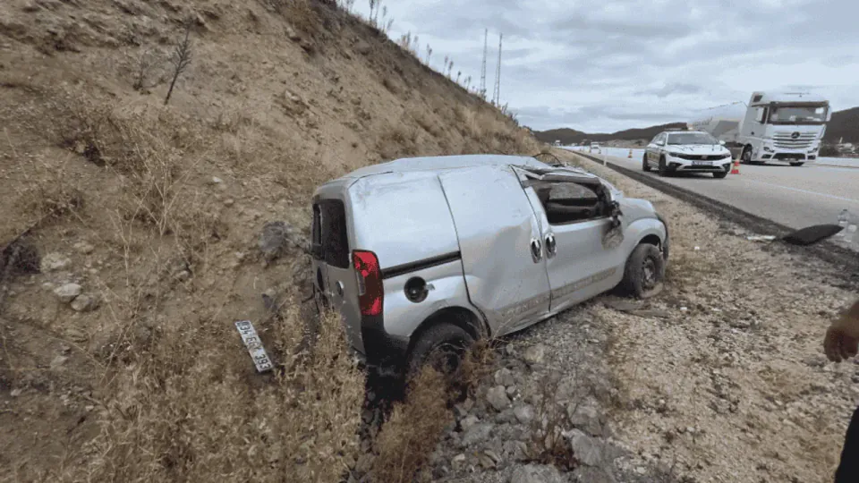 Bolu Gerede'de ticari araç devrildi: Sürücü yaralandı görseli