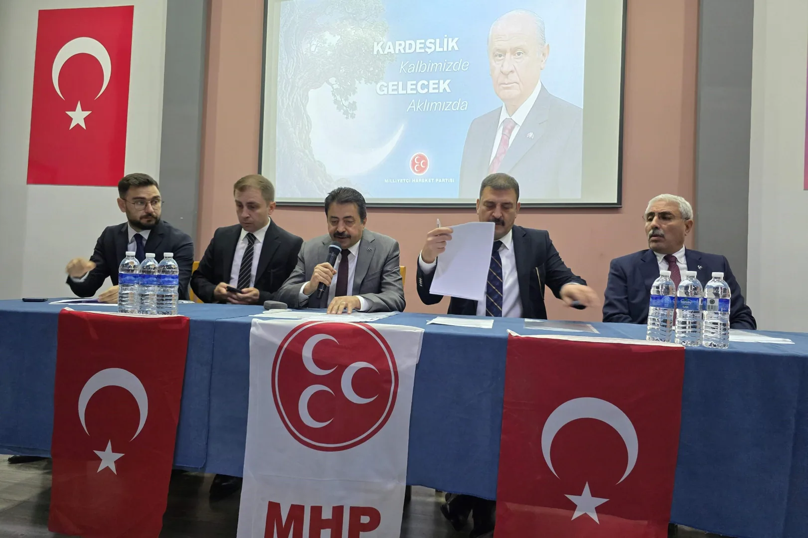 MHP Orhaneli'de Bayrak Değişimi: Yunus Aydoğdu Yeni Başkan Oldu MHP Orhaneli'de Bayrak Değişimi: Yunus Aydoğdu Yeni Başkan Oldu