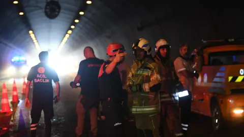 İzmir Bayraklı Tünelleri'nde Tır Yangını: 20 Dakikada Kontrol Altına Alındı