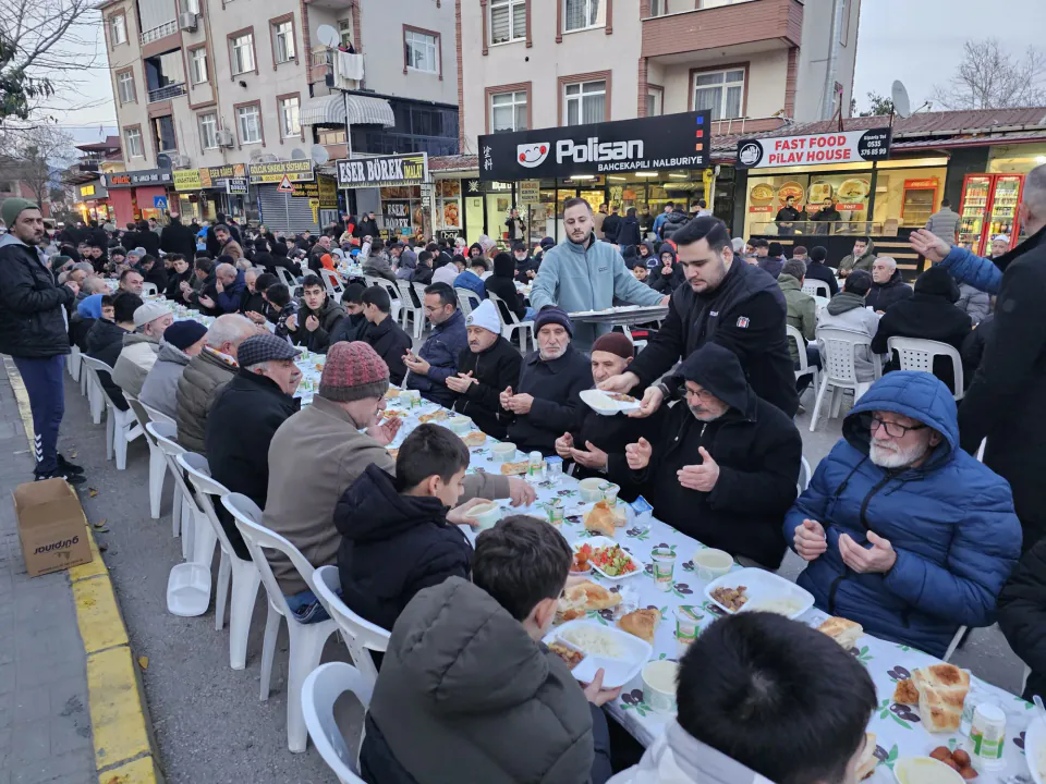 Kurucaşile Kavaklı Köyü'nde Birlik Sofrası: Siyasi Temsilciler Aşurede Buluştu görseli