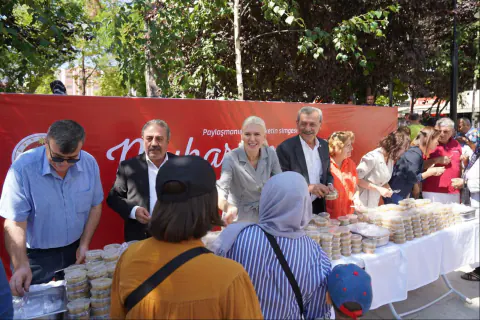 Bilecik Belediye Başkanı Melek Mızrak Subaşı'dan Aşure İkramı ve Esnaf Ziyareti